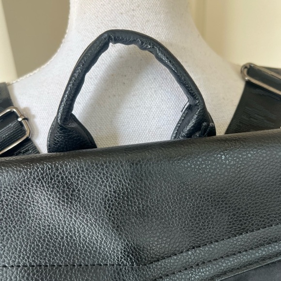 BOTKIER  NYLON TRAVEL CROSSBODY black NWT. Snap closure. Two front zippers - Picture 4 of 13